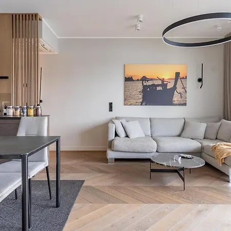 Family Near River, Big Balcony, Free Parking *