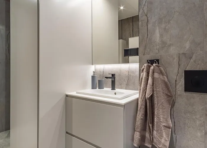 Family Near River, Big Balcony, Free Parking アパート