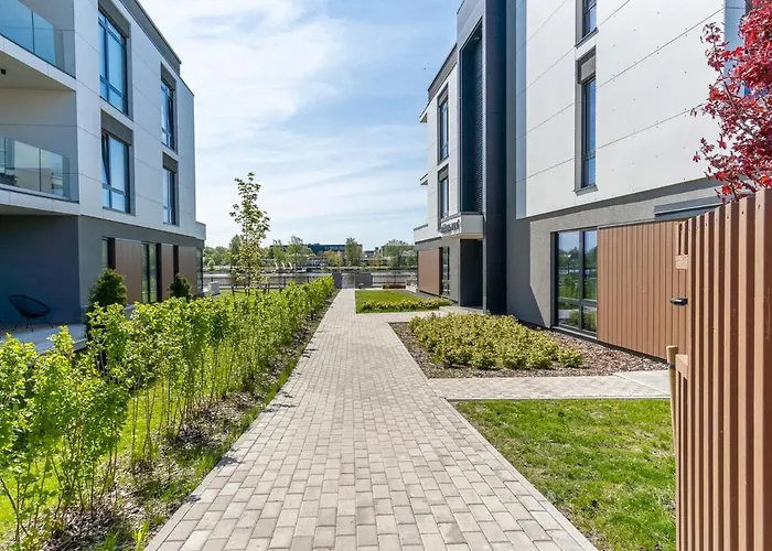 Family Near River, Big Balcony, Free Parking *